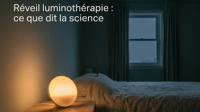 Réveil luminothérapie simulateur d'aube allumé sur une table de chevet dans une chambre avant le lever du jour, Tendre Veilleuse