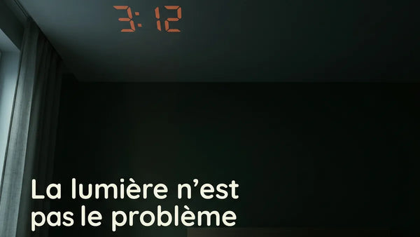Réveil à projection affichant l'heure au plafond d'une chambre la nuit, vue depuis le lit, Tendre Veilleuse