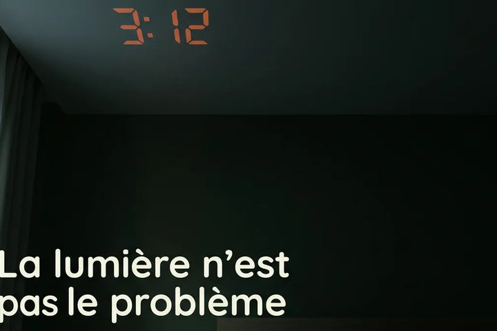 Réveil à projection affichant l'heure au plafond d'une chambre la nuit, vue depuis le lit, Tendre Veilleuse