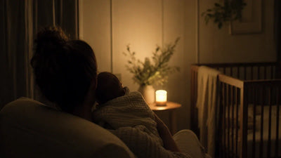 Sevrage nocturne allaitement, parent et bébé dans une chambre en pénombre pendant une tétée de nuit, Tendre Veilleuse