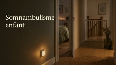 Somnambulisme enfant : couloir de nuit eclaire par une veilleuse chaude, barriere de securite dans un escalier, Tendre Veilleuse