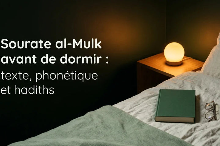 Sourate al-Mulk avant de dormir : chevet éclairé par une veilleuse ambrée, livre fermé sur le drap, Tendre Veilleuse