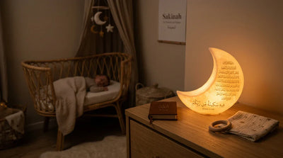 Veilleuse coranique diffusant une lumière ambrée apaisante dans une chambre de bébé la nuit.