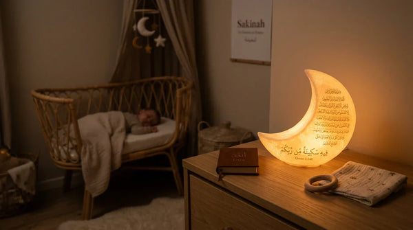 Veilleuse coranique diffusant une lumière ambrée apaisante dans une chambre de bébé la nuit.