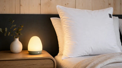 Oreiller blanc Petit Meunier avec veilleuse douce Tendre Veilleuse sur table de nuit en bois, ambiance sommeil apaisante