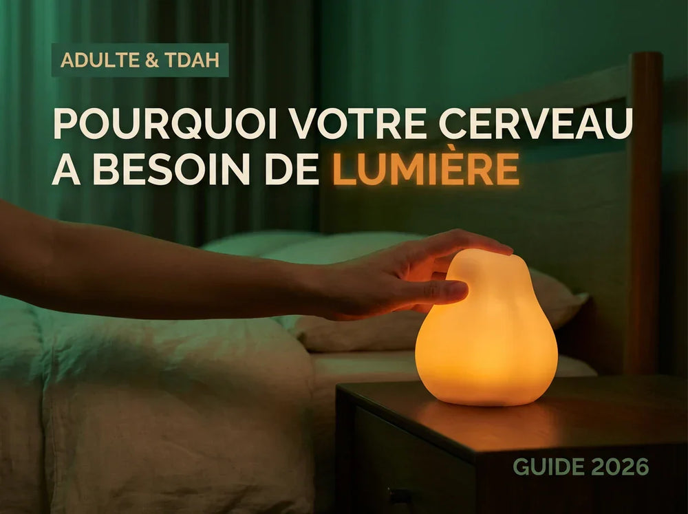 Veilleuse adulte TDAH et hypersensible : Main posée sur une lampe tactile en silicone souple diffusant une lumière chaude anxiolytique pour apaiser l'insomnie.