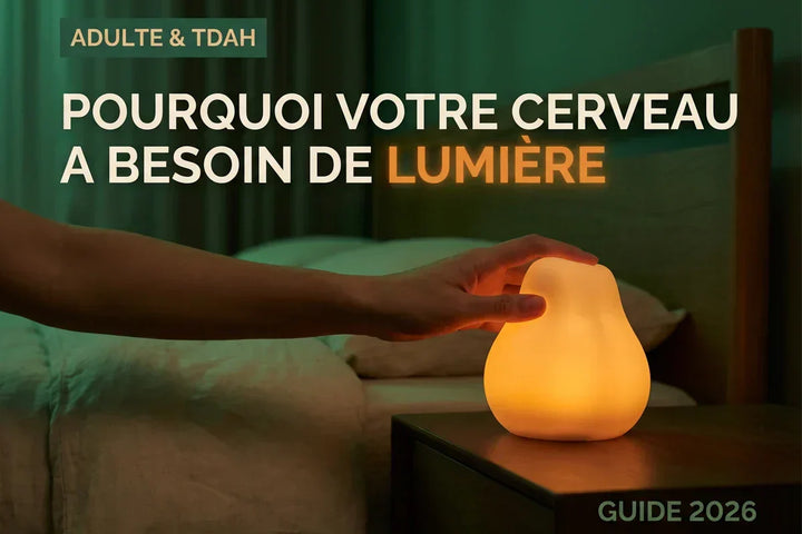 Veilleuse adulte TDAH et hypersensible : Main posée sur une lampe tactile en silicone souple diffusant une lumière chaude anxiolytique pour apaiser l'insomnie.