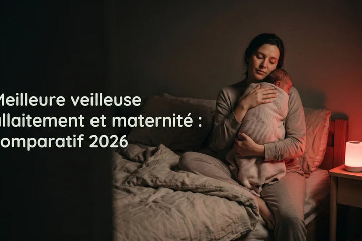Veilleuse allaitement lumière rouge sur la table de nuit, maman qui berce son nouveau-né emmailloté - Tendre Veilleuse