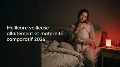 Veilleuse allaitement lumière rouge sur la table de nuit, maman qui berce son nouveau-né emmailloté - Tendre Veilleuse