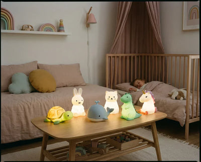 Veilleuses animaux tortue lapin baleine chat dinosaure et licorne dans une chambre enfant avec lumière douce