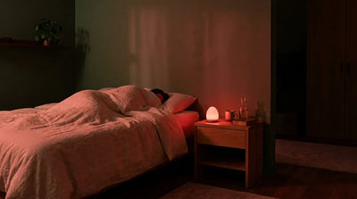 Chambre adulte plongée dans une lumière rouge 660 nm apaisante — veilleuse anxiété adulte Tendre Veilleuse