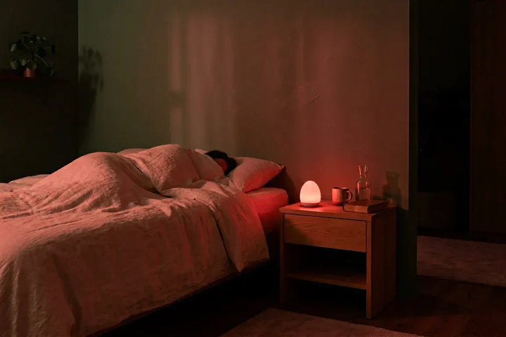 Chambre adulte plongée dans une lumière rouge 660 nm apaisante — veilleuse anxiété adulte Tendre Veilleuse