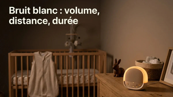 Veilleuse bruit blanc posée à deux mètres d'un lit à barreaux dans une chambre tamisée, Tendre Veilleuse