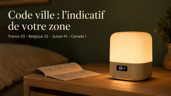 Veilleuse coranique posée sur une table de nuit, écran affichant le code ville 33-1