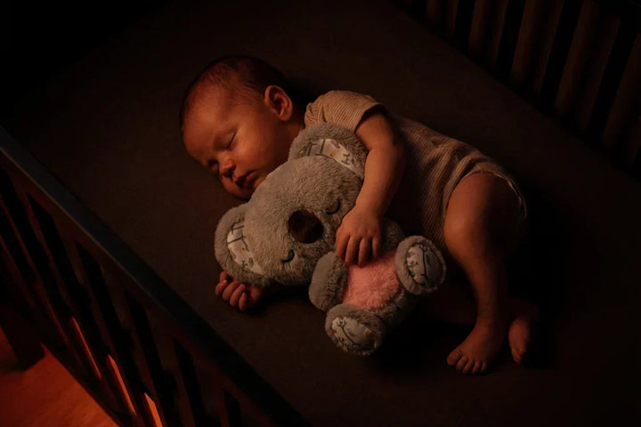 Bébé dort profondément blotti contre la veilleuse koala Koko qui respire et apaise
