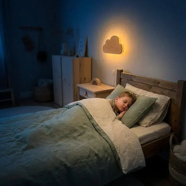 Veilleuse murale design allumée diffusant une lumière douce dans un couloir sombre