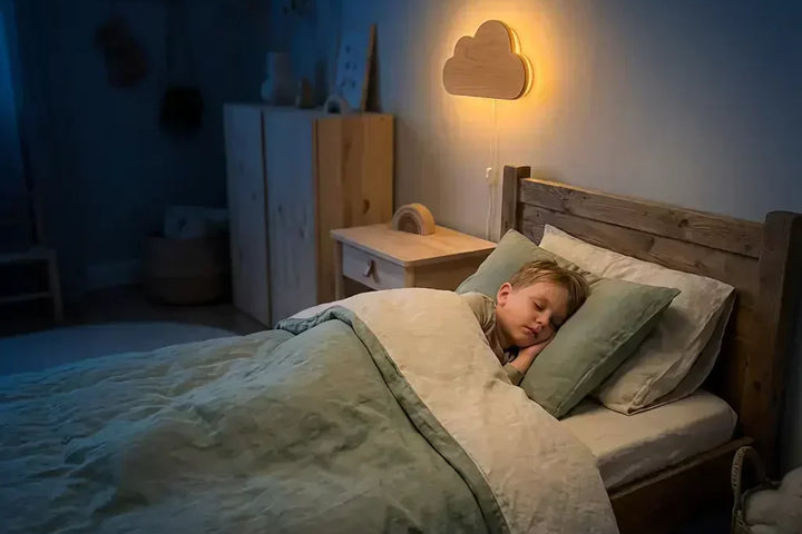 Veilleuse murale design allumée diffusant une lumière douce dans un couloir sombre