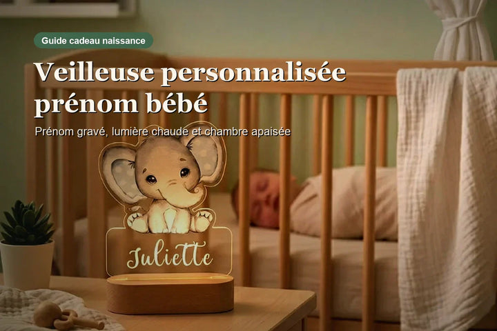 Veilleuse personnalisée prénom bébé en acrylique allumée dans une chambre douce, cadeau naissance avec prénom gravé Tendre Veilleuse