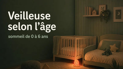 Veilleuse selon l'âge posée dans une chambre, lueur rouge douce pour le sommeil de bébé de 0 à 6 ans - Tendre Veilleuse
