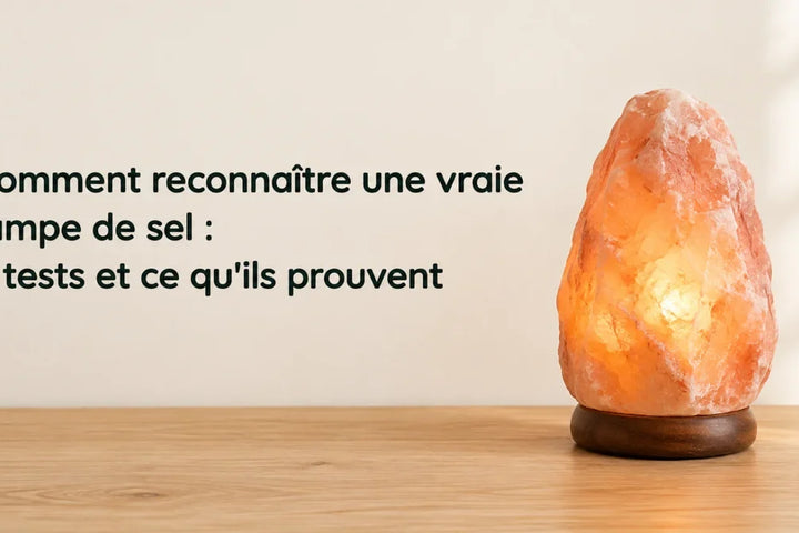 Vraie lampe de sel de l'Himalaya allumée sur socle en bois, lumière orangée contre un mur crème – Tendre Veilleuse