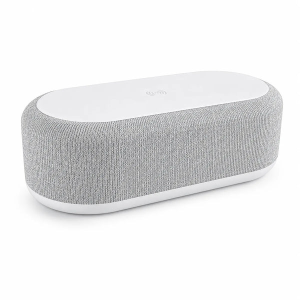 Réveil chargeur à induction en tissu gris sur fond blanc, écran et veilleuse éteints