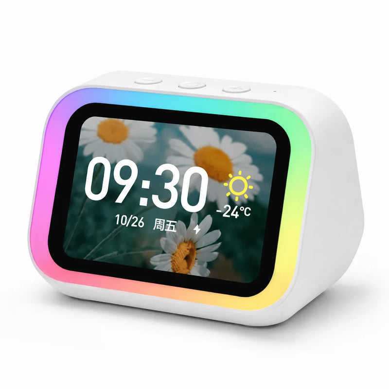 Réveil enceinte Bluetooth à écran couleur allumé sur fond blanc, affichant l'heure, la date et la météo sur un fond d'image