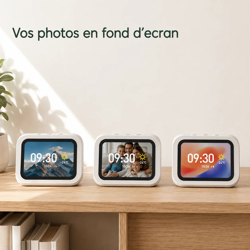 Trois exemplaires du réveil enceinte affichant trois fonds d'écran différents, un paysage, une photo personnelle et un motif