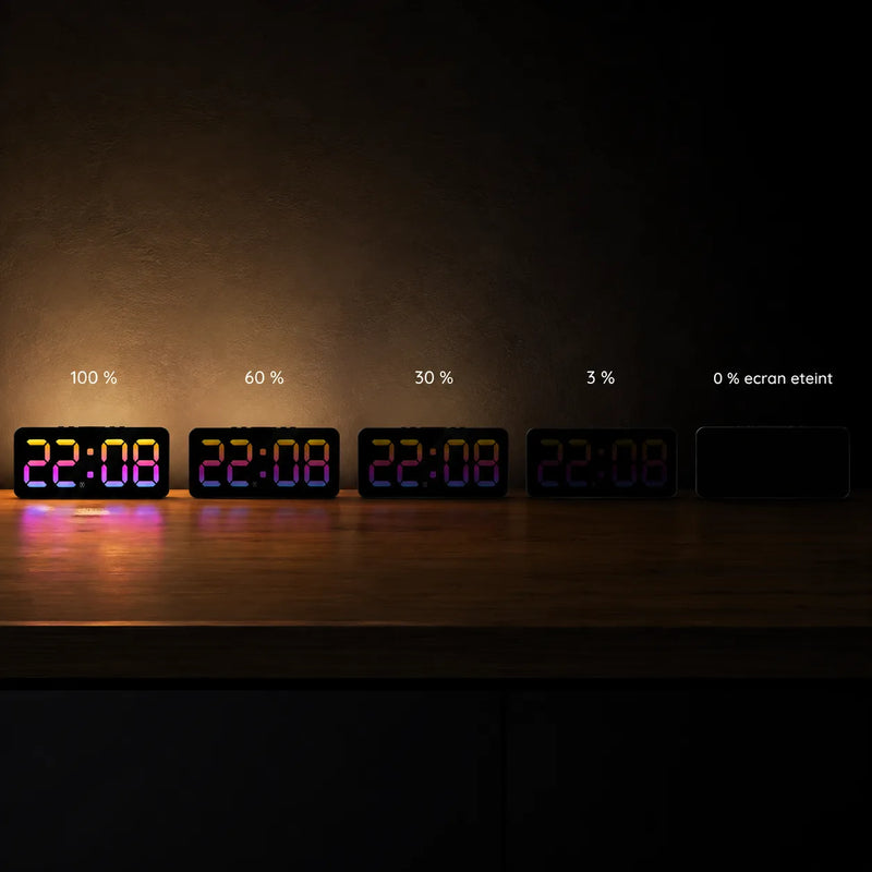 Les cinq paliers de luminosité du réveil alignés dans une chambre sombre, du plus lumineux à l'écran totalement éteint