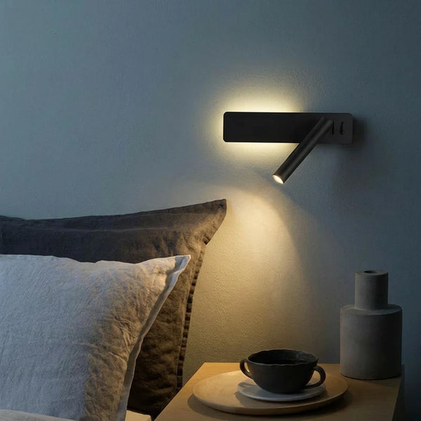 Applique LED 3W tête pivotante allumée la nuit, faisceau directionnel vers le bas, ambiance chambre hôtel cosy, Tendre Veilleuse