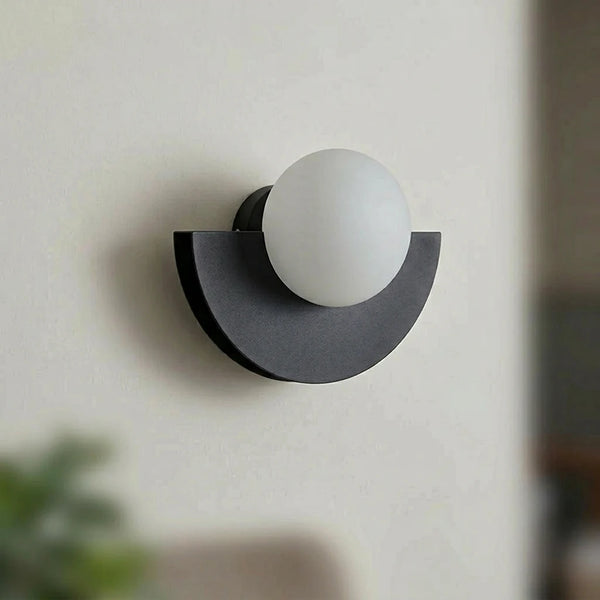 Applique murale boule design nordique G9 fer forgé éteinte, lumière naturelle diffuse, mur grège, style catalogue minimaliste, Tendre Veilleuse