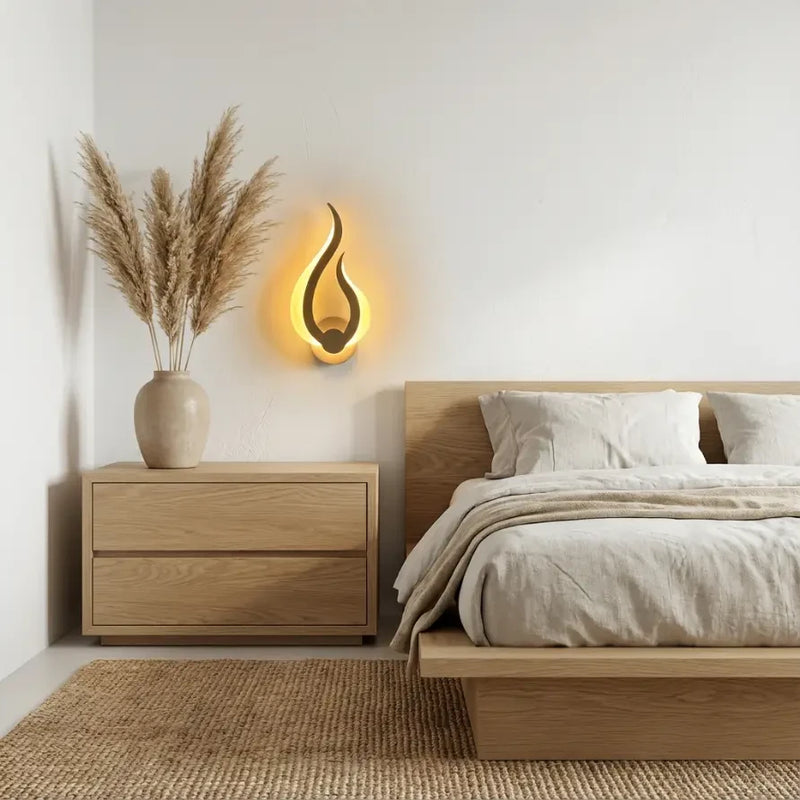 Chambre minimaliste style Japandi avec mobilier bois clair et veilleuse murale flamme élégante.