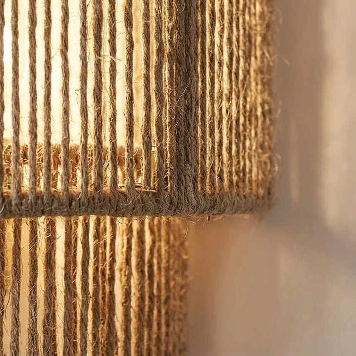 Gros plan macro sur le tressage artisanal en corde de chanvre de l'applique murale rotin, texture naturelle brute en lumière de studio latérale, fond bokeh — Tendre Veilleuse