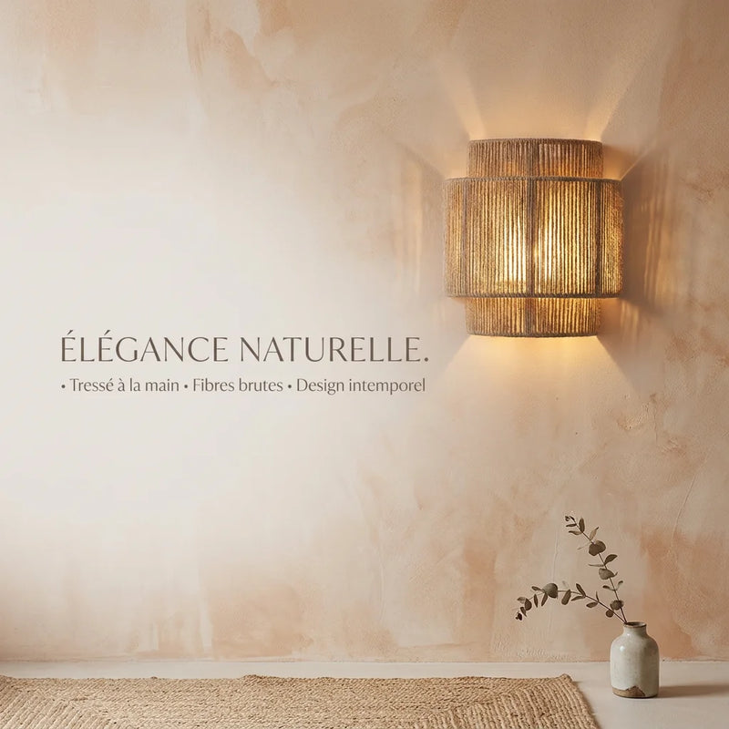 Applique murale rotin allumée sur mur chambre zen, texte overlay : éclairage indirect doux, matériaux 100% naturels, zéro plastique — Tendre Veilleuse