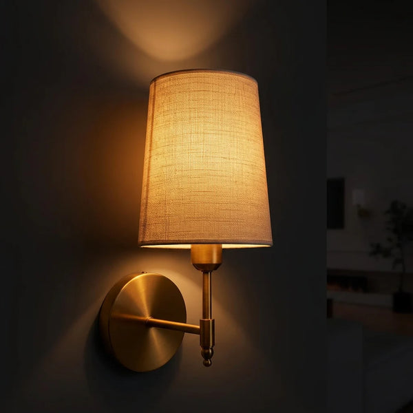 Applique murale LED sans fil allumée la nuit, diffusion lumière chaude haut et bas, ambiance cosy chambre contemporaine, Tendre Veilleuse