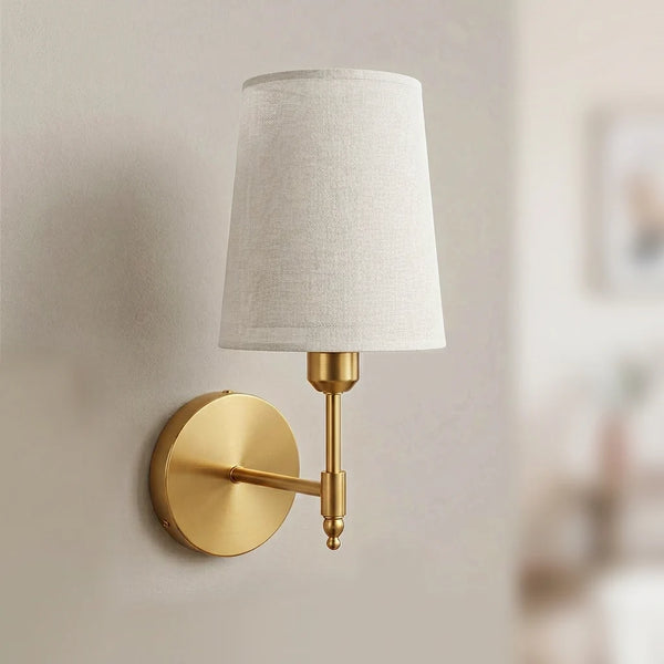Applique murale sans fil rechargeable métal doré éteinte, fixée au mur dans un salon contemporain lumière naturelle, Tendre Veilleuse