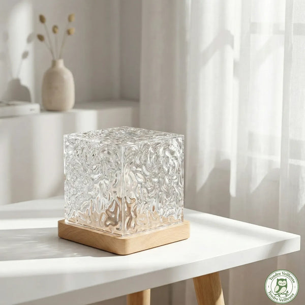 AuraWave™ veilleuse projection océan — cube acrylique effet cristal sur base bois, fond blanc studio