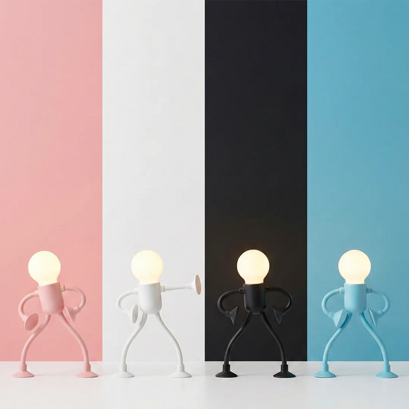 Présentation de la collection complète des lampes robots articulées. Quatre modèles alignés sur fond coloré assorti : rose pastel, blanc pur, noir mat et bleu ciel. Une gamme de couleurs variée pour s'adapter à la décoration d'une chambre de fille ou de garçon.