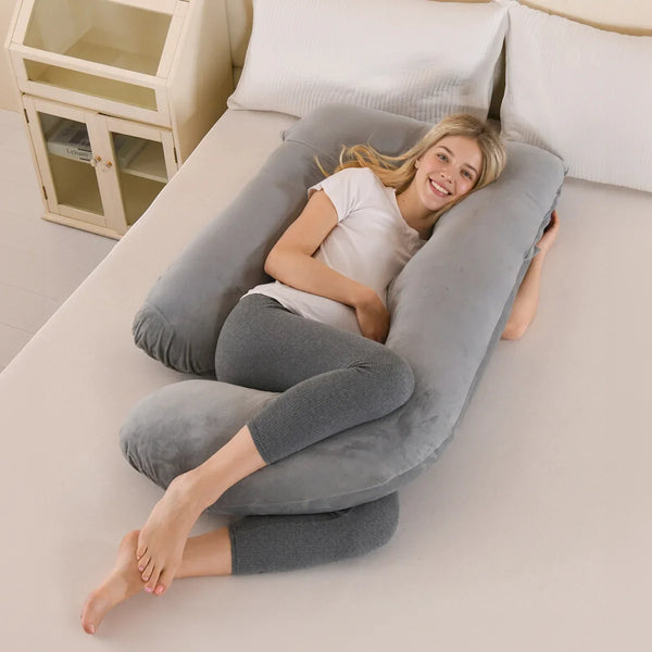 Coussin de grossesse en U gris déplié sur un lit, forme complète vue de dessus, Tendre Veilleuse