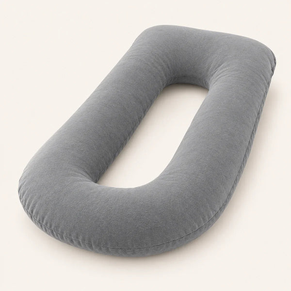 Coussin de grossesse en U gris seul sur fond beige, forme complète vue de trois quarts, Tendre Veilleuse