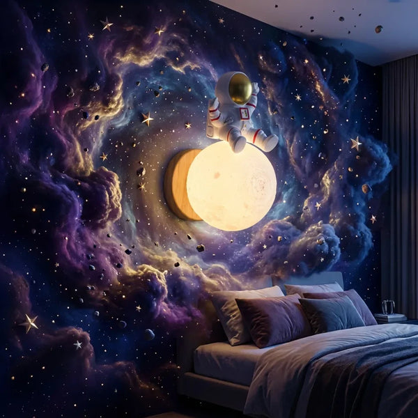 Chambre moderne en pleine nuit, décorée d'un papier peint panoramique galaxie violet et bleu, avec veilleuse murale astronaute allumé installée en tête de lit au-dessus des oreillers