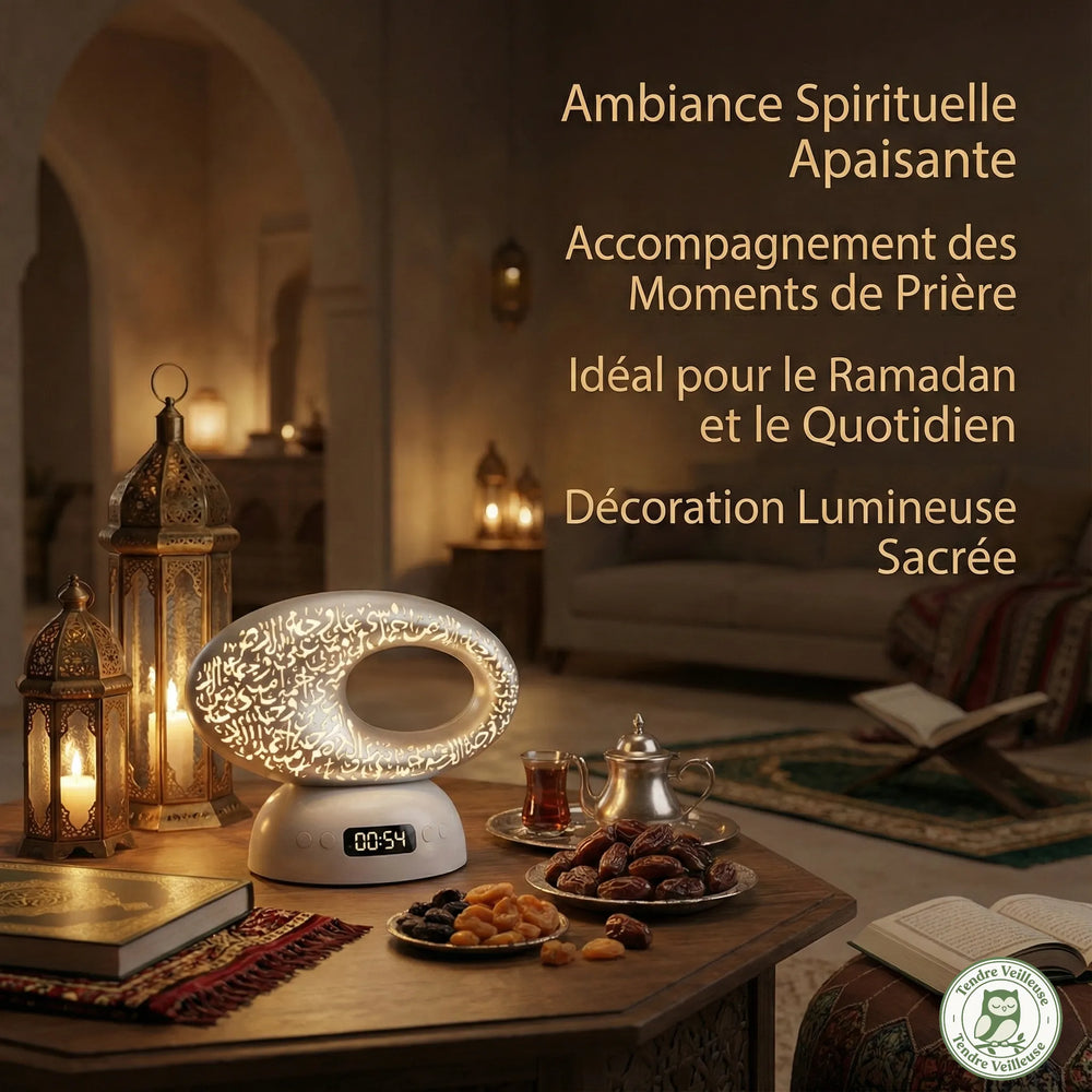 Ambiance spirituelle du Ramadan 2026 avec le diffuseur coranique lumineux posé sur une table basse entouré de dattes, thé et tapis de prière.