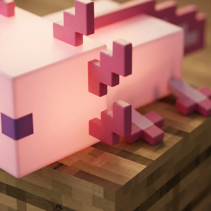 Gros plan sur la finition mate et le design cubique de la lampe LED Minecraft Axolotl, soulignant la robustesse du plastique ABS pour une manipulation sécurisée.