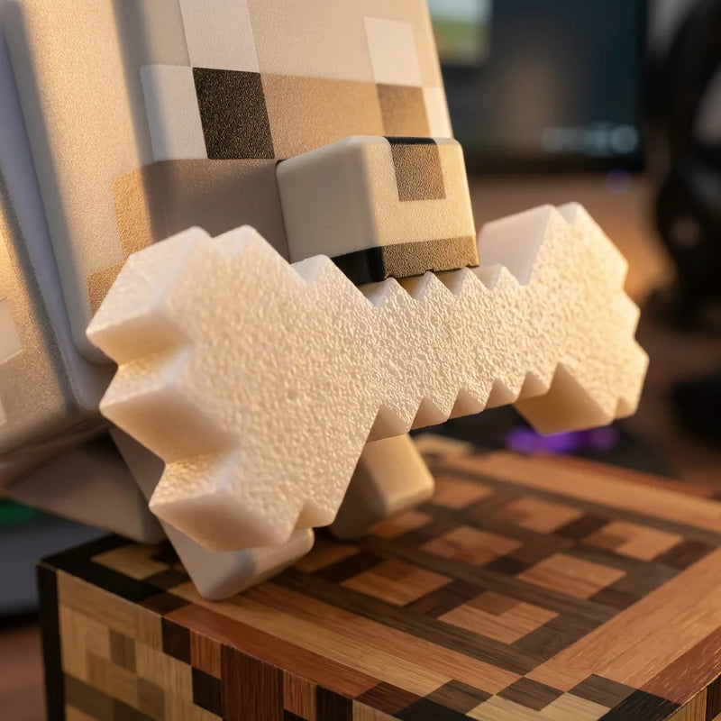 Gros plan sur les finitions mates en plastique ABS de la lampe loup Minecraft, garantissant une robustesse anti-choc et un éclairage LED à zéro chaleur.