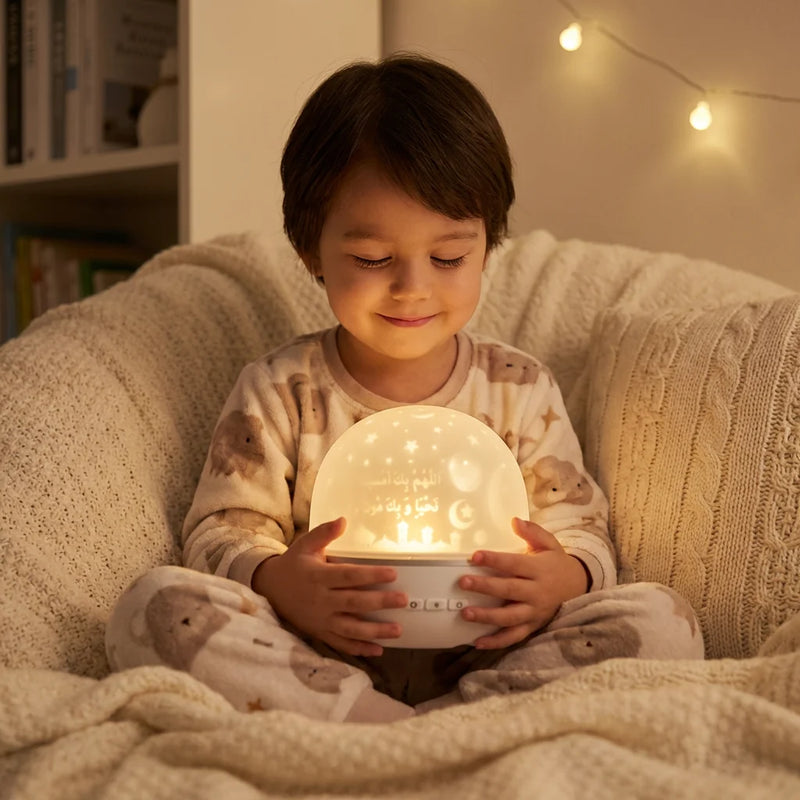 Enfant concentré assis à un bureau écoutant la veilleuse Petit Hafiz pour apprendre le Coran via la fonction de répétition mot-à-mot, remplaçant les écrans.
