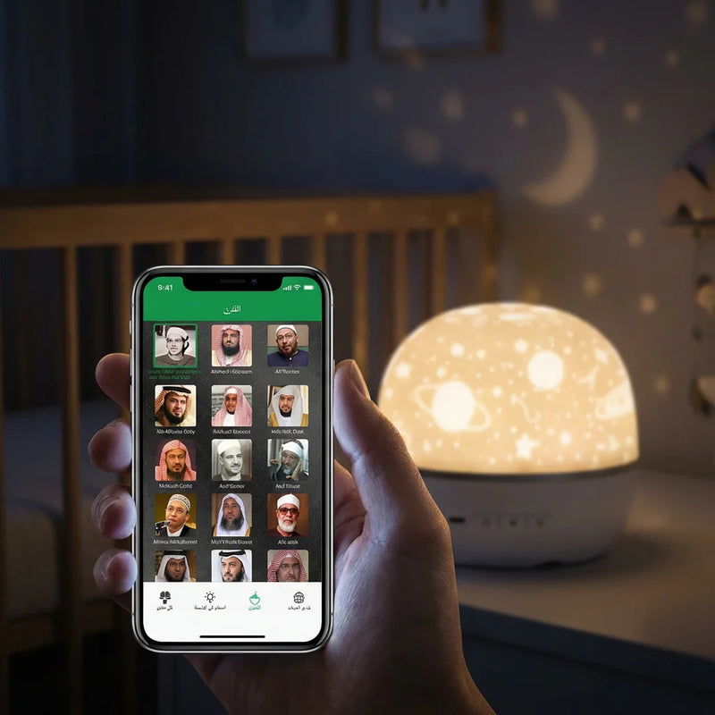 Main d'un parent utilisant l'application mobile pour contrôler à distance la veilleuse Petit Hafiz et choisir le récitateur du Coran sans réveiller l'enfant.