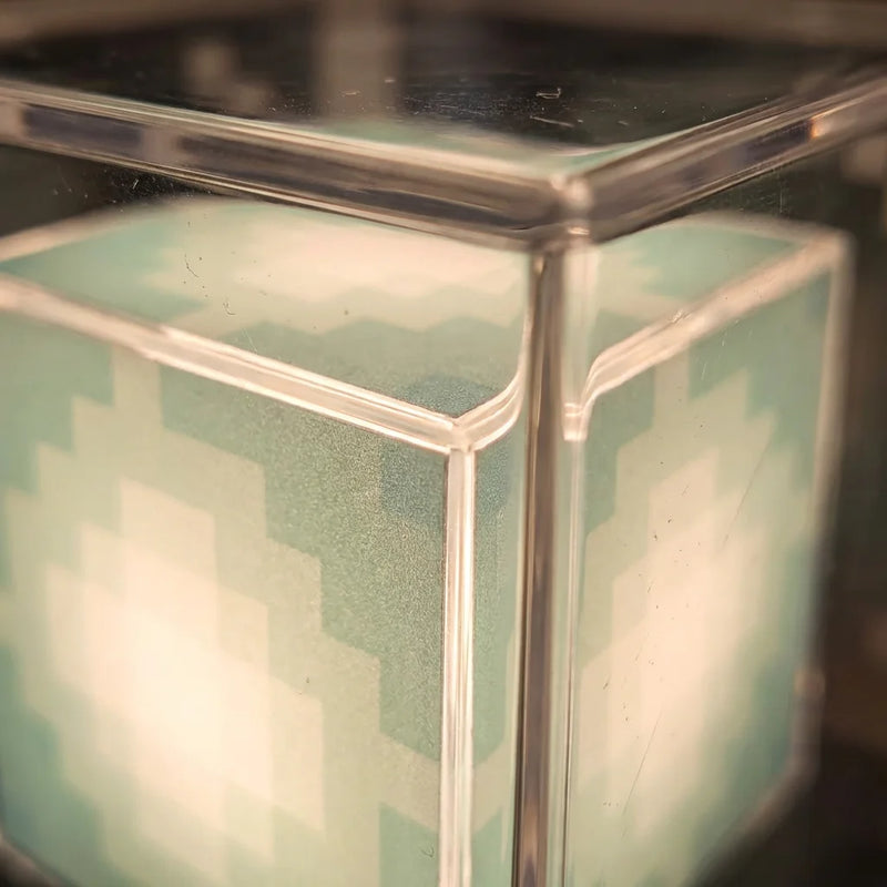 Gros plan sur la structure premium en acrylique transparent de la lampe Beacon Minecraft, assurant une diffusion lumineuse parfaite et sécurisée à zéro chaleur.