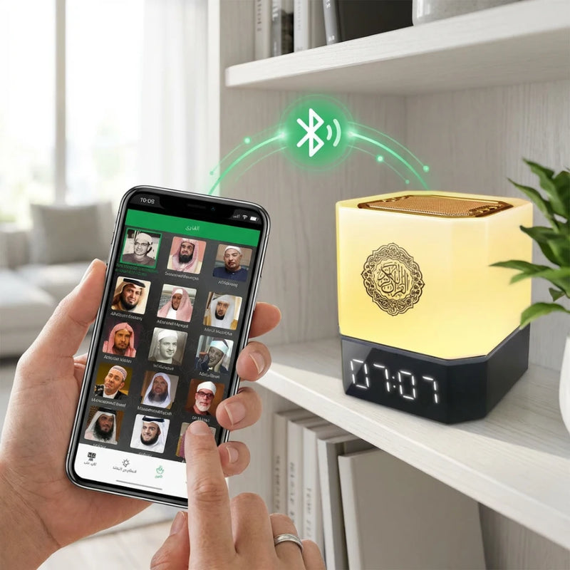 Personne utilisant l'application smartphone pour contrôler l'horloge Azan connectée via Bluetooth, affichant la sélection de récitateurs sur l'écran du téléphone.