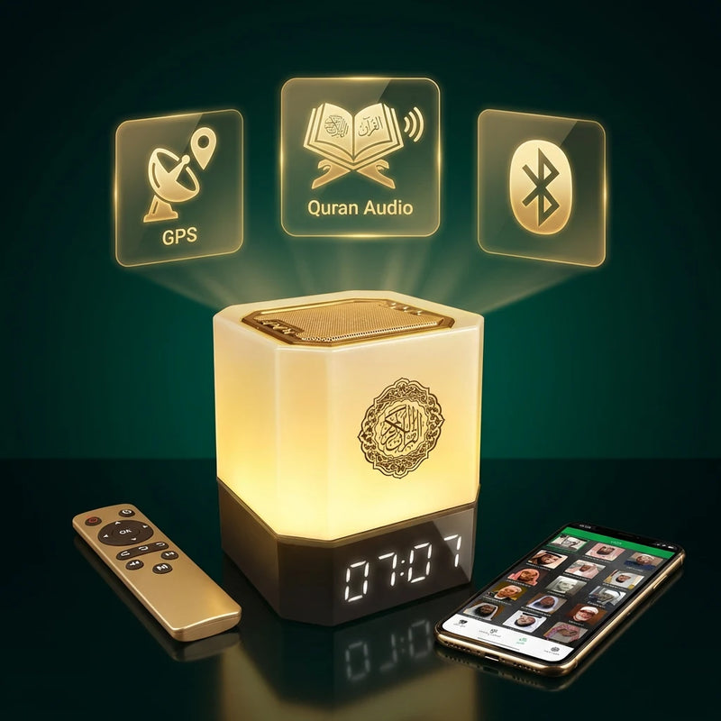 Infographie de l'écosystème Azan-Box : horloge connectée avec icônes GPS, Audio Coran et Bluetooth, accompagnée de sa télécommande et de l'application mobile.