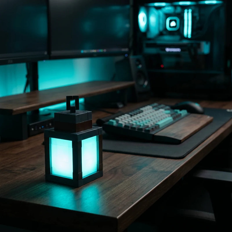 Lampe de bureau gamer lanterne Minecraft diffusant la lueur bleu cyan de la Lanterne des Âmes, parfaite pour l'immersion d'un setup.