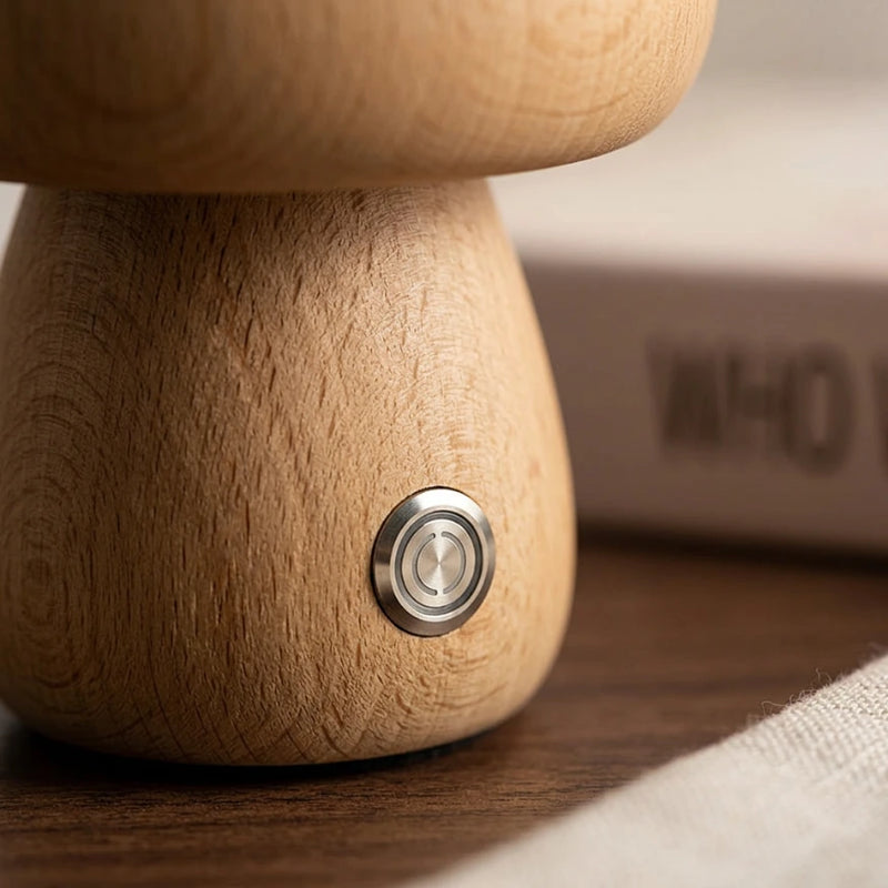 Macro détail grain bois massif hêtre et bouton tactile capacitif lampe champignon, finition certifiée CE RoHS sans joint plastique — Tendre Veilleuse
